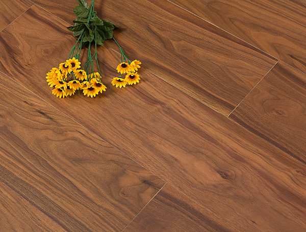 选择哪种木地板进行装饰？ 实木，强化，多层实木或三层实木哪个更好？